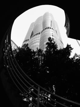 两会闭幕政策定调明确，央行延续宽松基调；多领域动态影响市场预期。