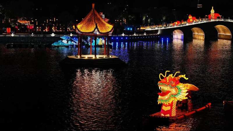  汴河夜航串起宋韵；仿古园林映照古都风华；开封水上之旅别样精彩。 文化旅游 汴河夜航串起宋韵；仿古园林映照古都风华；开封水上之旅别样精彩。 文化旅游