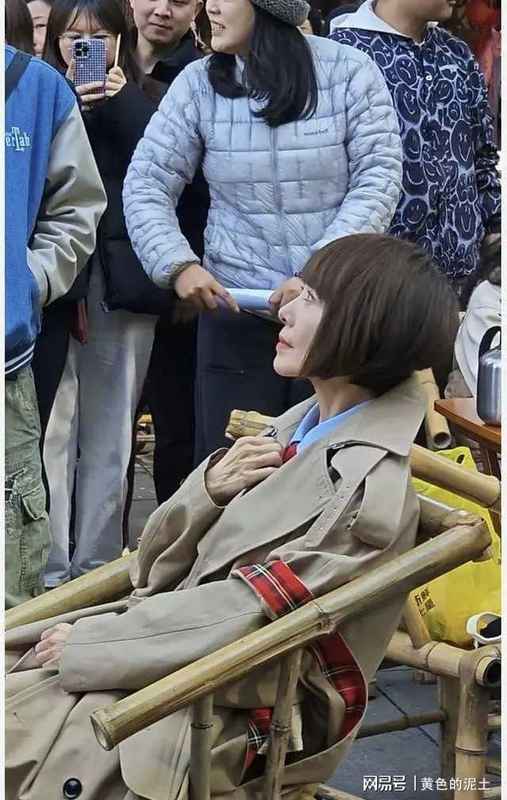  街头偶遇的一抹清瘦身影：当鲁豫的“骨感”不再是争议，而是岁月的勋章 情感心理