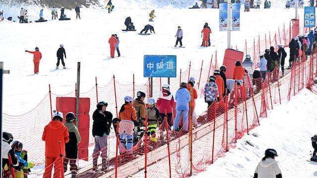  消费瓶颈的隐忧与破局：从物质占有到精神共鸣的重塑 新闻