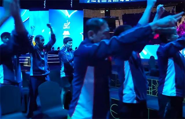  王楚钦澳门世界杯逆转深度复盘：去掉肌肉贴的搏命之战与技术隐患分析 体育新闻