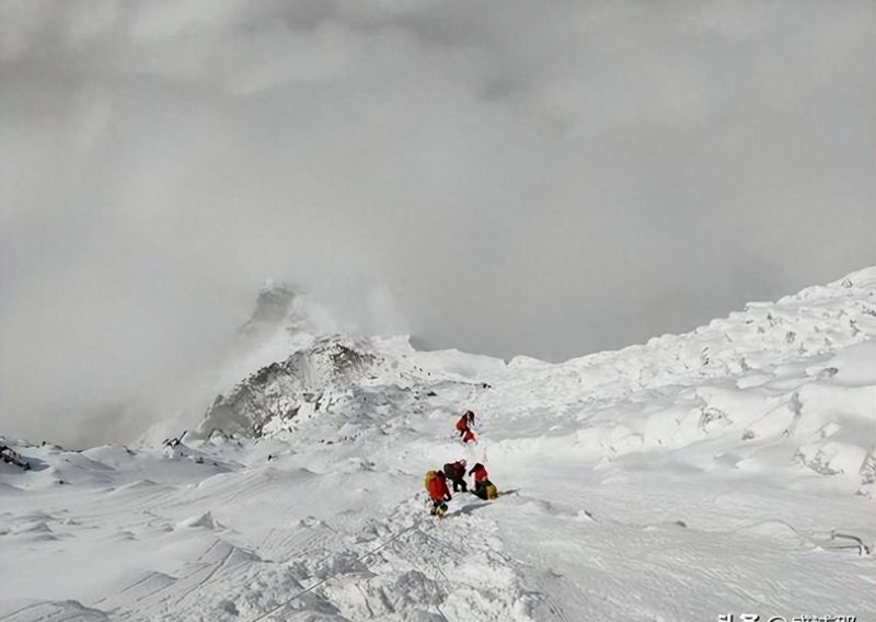  珠峰8450米生死抉择：两位湖南登山者的极限救援技术复盘 体育新闻