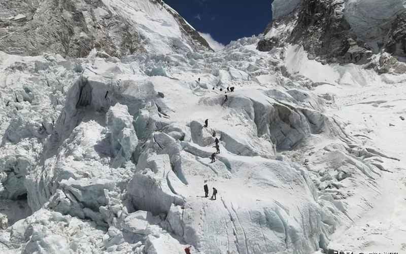  珠峰8450米生死抉择：两位湖南登山者的极限救援技术复盘 体育新闻