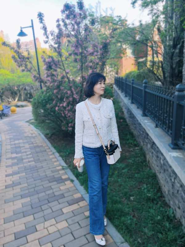  从基础款到高级感：50岁女性春装穿搭的细节拆解 时尚用品