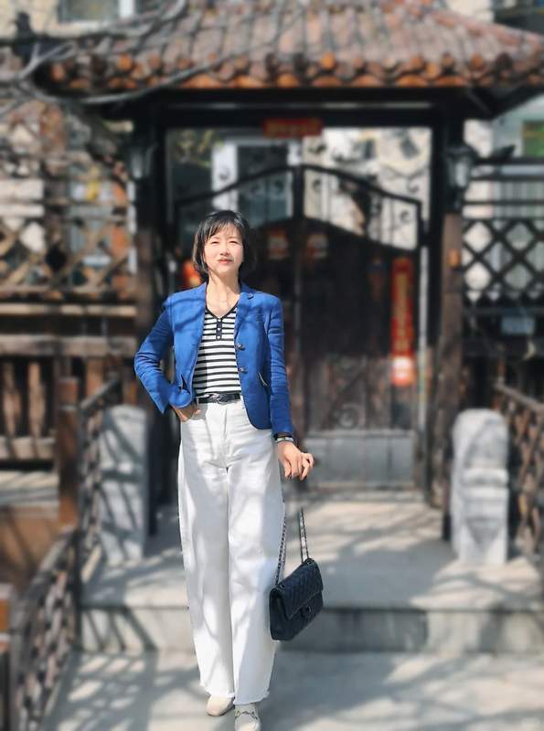  从基础款到高级感：50岁女性春装穿搭的细节拆解 时尚用品