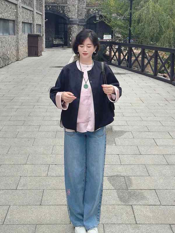  从基础款到高级感：50岁女性春装穿搭的细节拆解 时尚用品