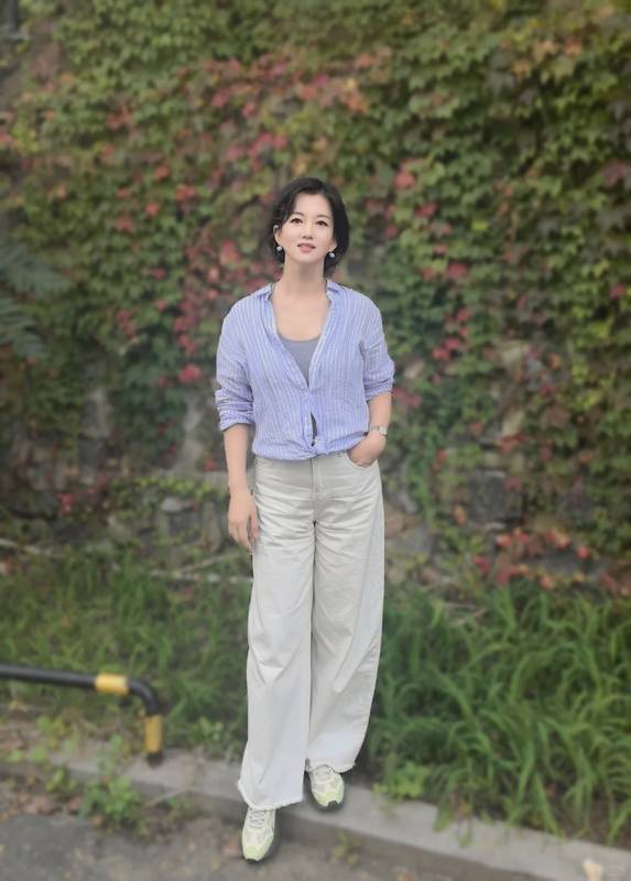  从基础款到高级感：50岁女性春装穿搭的细节拆解 时尚用品