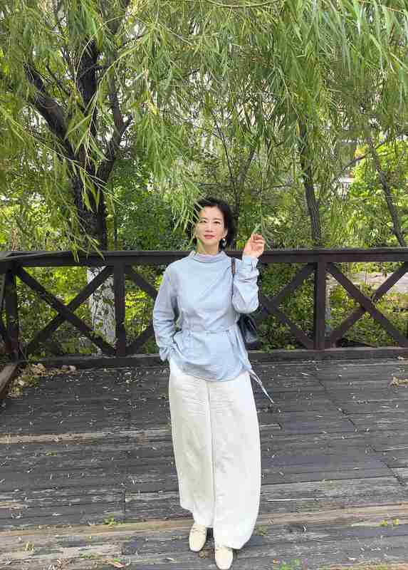  从基础款到高级感：50岁女性春装穿搭的细节拆解 时尚用品