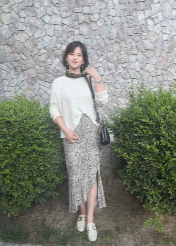  从基础款到高级感：50岁女性春装穿搭的细节拆解 时尚用品