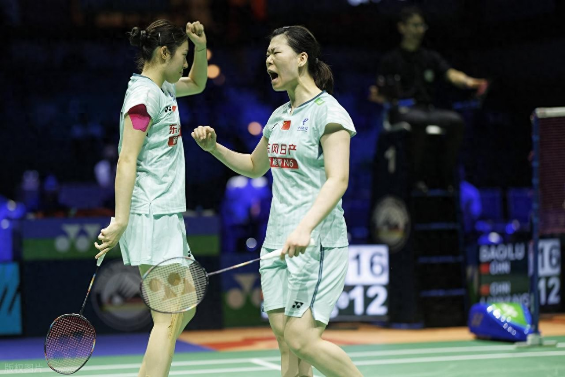  22年的热爱，一生的告别：那个亲吻球场的女孩，让我们看见体育最动人的模样 情感心理