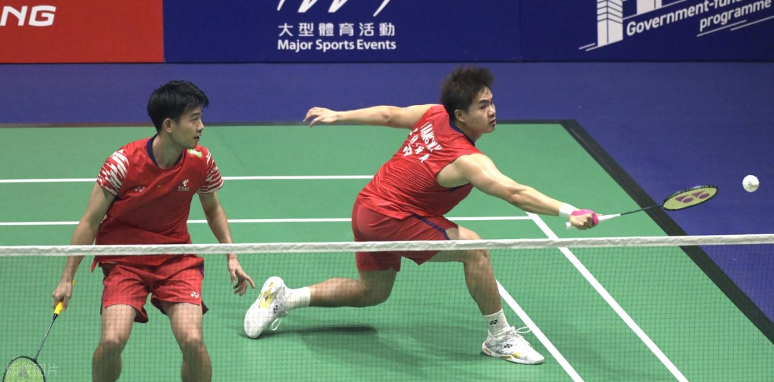  22年的热爱，一生的告别：那个亲吻球场的女孩，让我们看见体育最动人的模样 情感心理