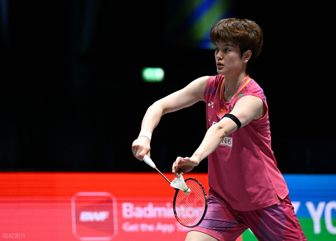  22年的热爱，一生的告别：那个亲吻球场的女孩，让我们看见体育最动人的模样 情感心理