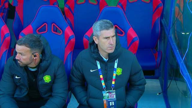  战术极端化困局：国安从传控到开大脚的深层技术剖析 体育新闻